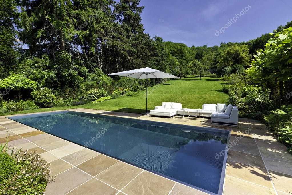 Garten und Poolbereich der Villa