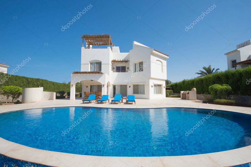 Außenansicht der Villa mit Pool in Makadi Heights