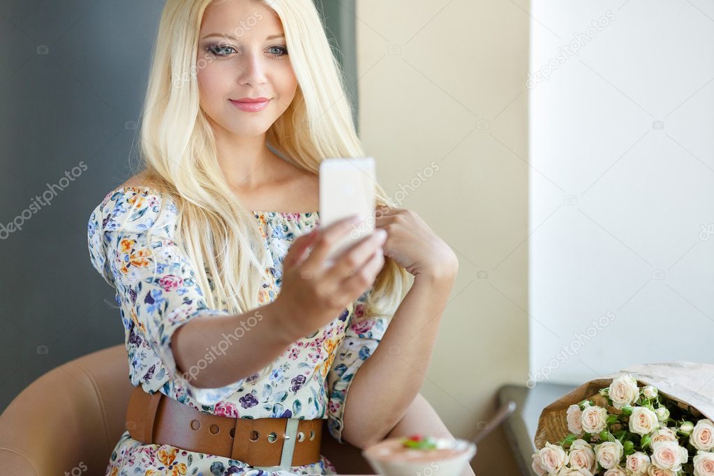 Restaurants und Cafés in einer Ferienanlage am Abend