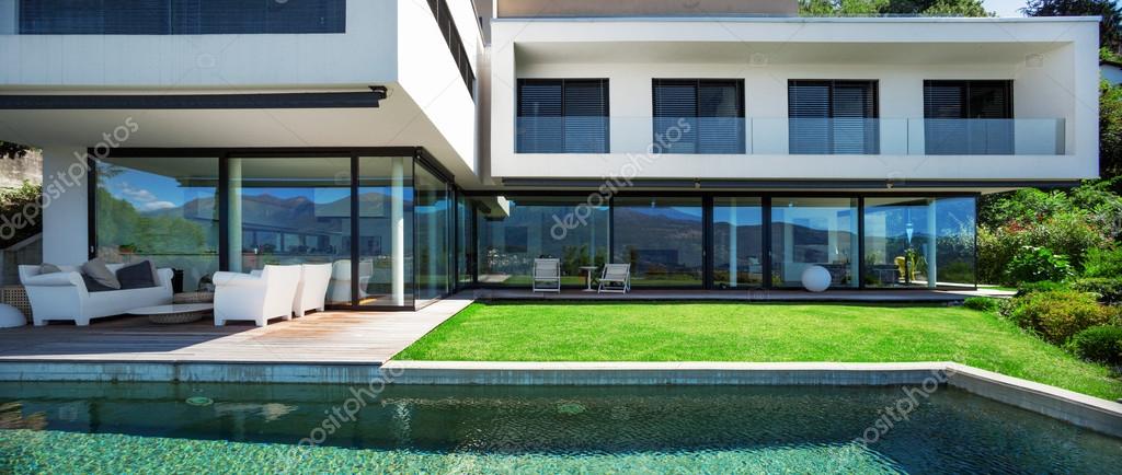 Villa mit Garten und Terrasse in einer sonnigen Anlage