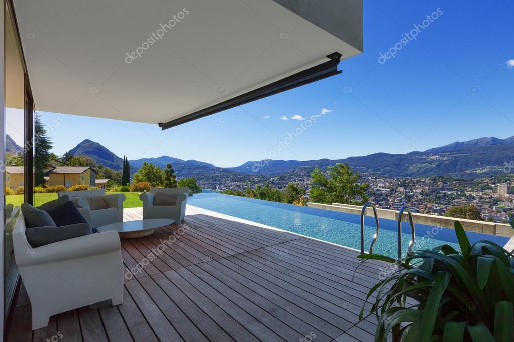 Privater Pool mit Liegen und Sitzbereich
