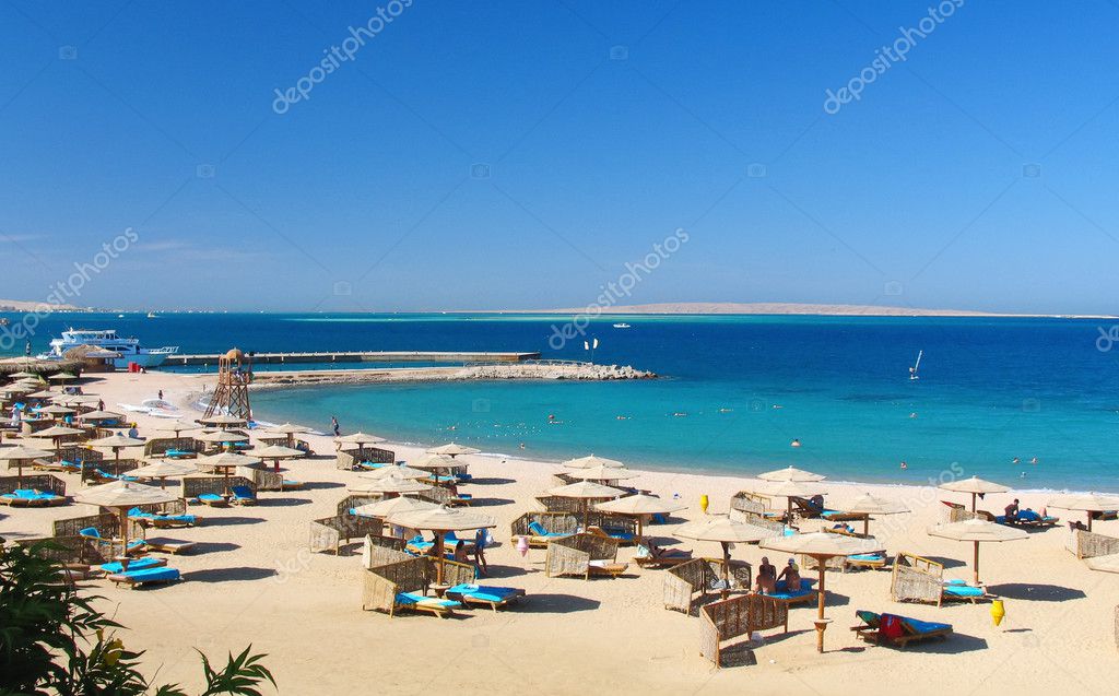 Strand an der Makadi Bay mit klarem Wasser und Liegen