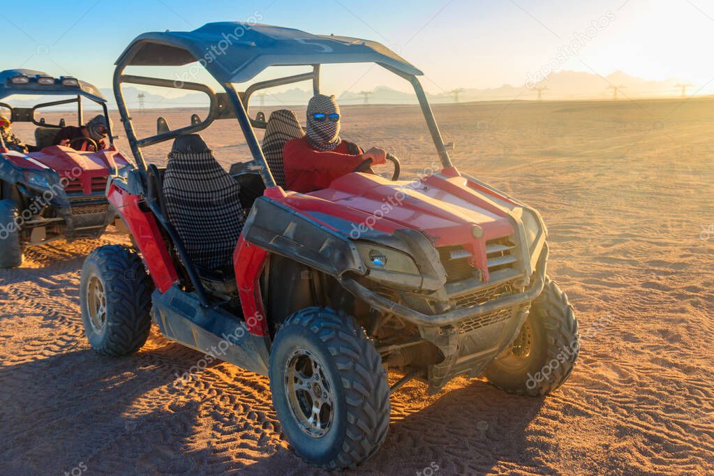 Quadtour in der Wüste bei Sonnenuntergang