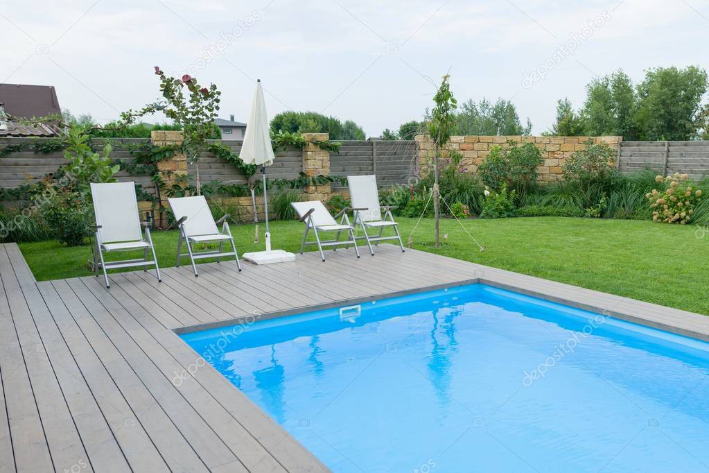 Pool der Villa mit umliegender Terrasse
